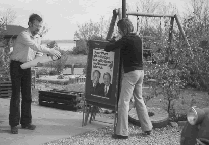 Einsatz für Europa: Der damalige Ortsvereins-Vorsitzende Friedrich Hach (rechts) und Uwe Jensen kleben Plakate für den Europa-Wahlkampf 1979. Die SPD wirbt mit Willy Brandt und Helmut Schmid